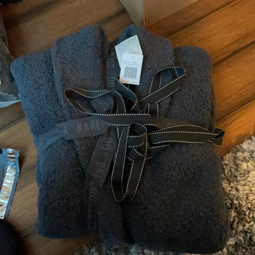 Barefoot dreams never warn robe